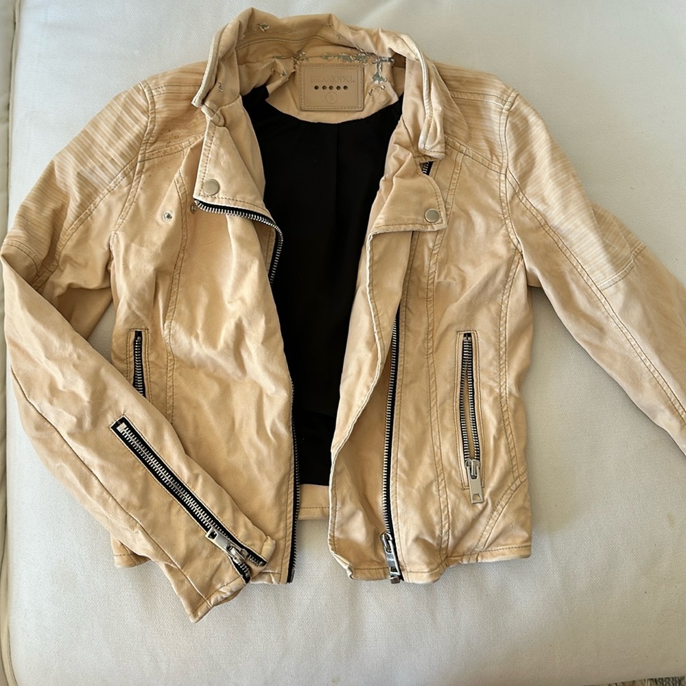 Practically new condition, little wear on inside but not noticeable weaing